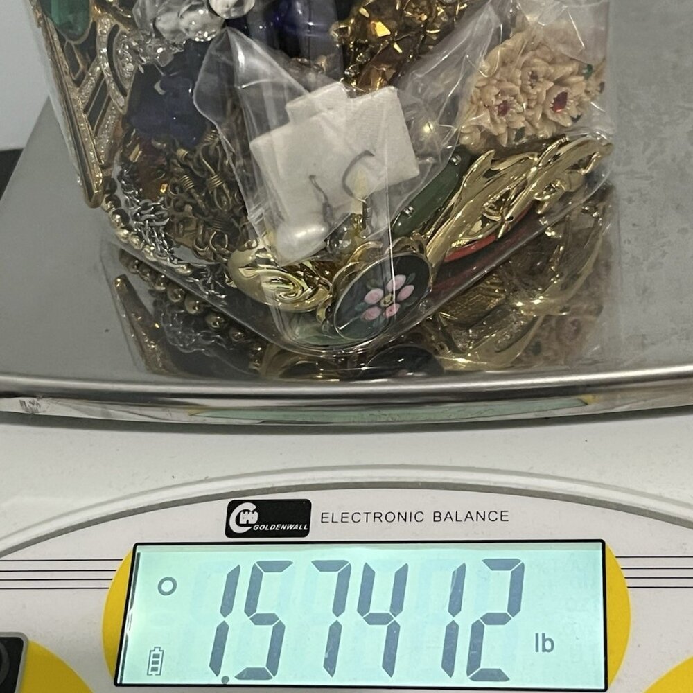 1.5 lb. Jewelry Jar all wearable and salable Jewelry, some vintage some modern - Picture 7 of 9